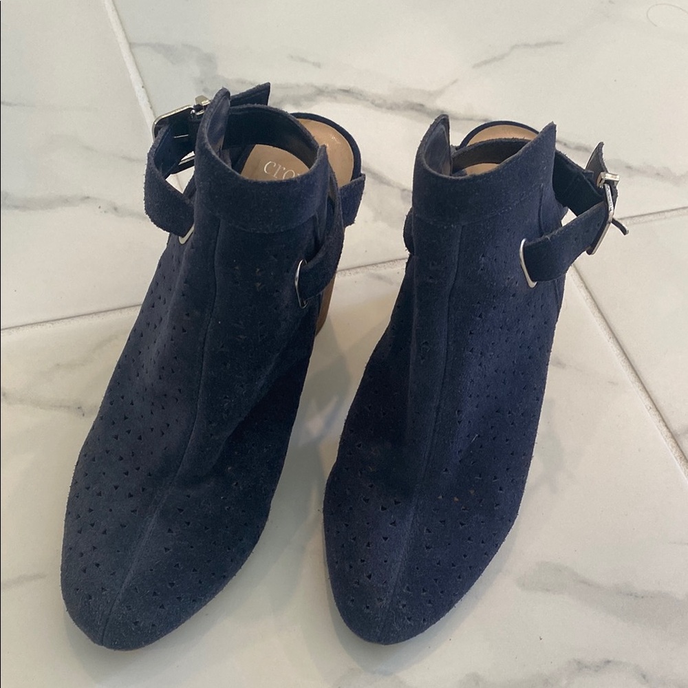 Crown & Ivy Suede Pump